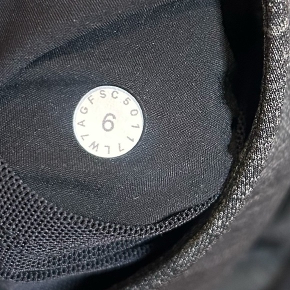 Lululemon On The Fly Short (3") Heathered Black Luxtreme- Size 6 - Picture 9 of 12